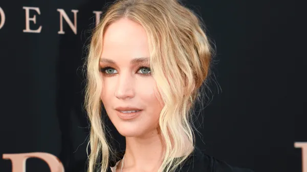 Jennifer Lawrence claimed damage by flying glass on movie established